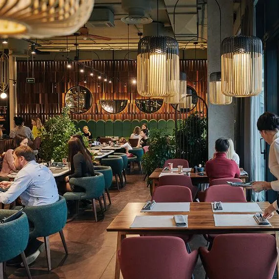 Interior de un restaurante con clientes